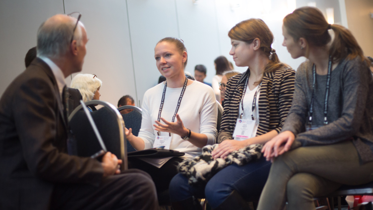 Neuroscience 2017 attendees engage in a group discussion