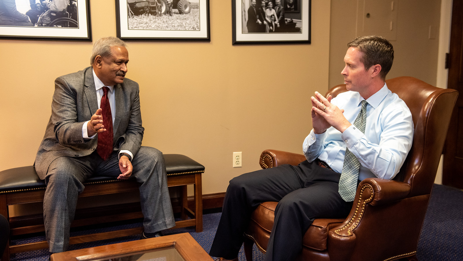 Global Membership Committee member Trichur Raju (left) meets with Rep. Rodney Davis (R-IL) to discuss brain science research supported by NIH and NSF.