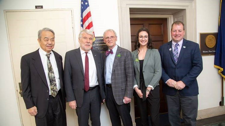 NeuroAdvoacates pose with SfN President Barry Everitt and U.S. legislators
